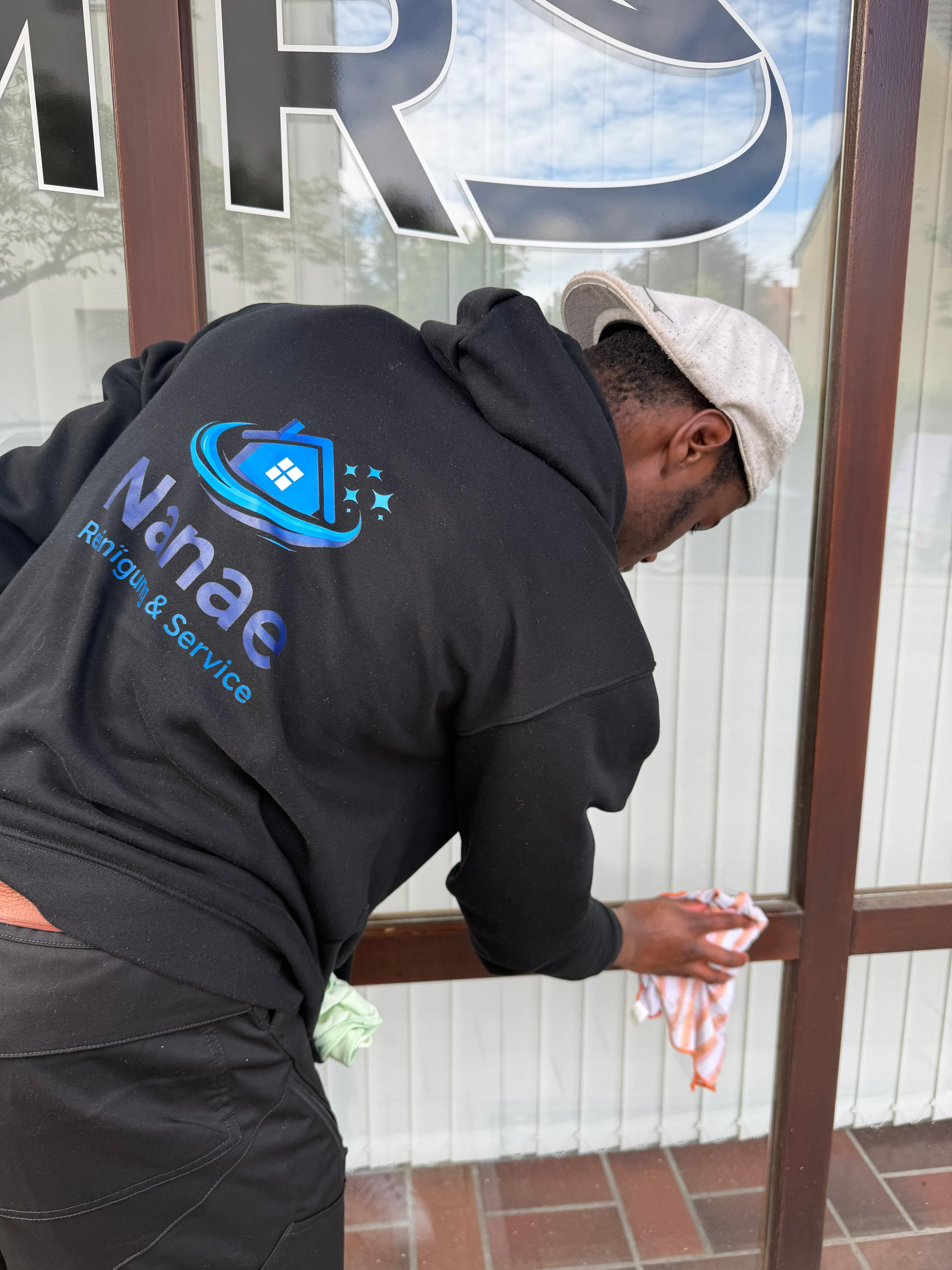 Nanae bei der Fensterreinigung – Kontaktseite Hero